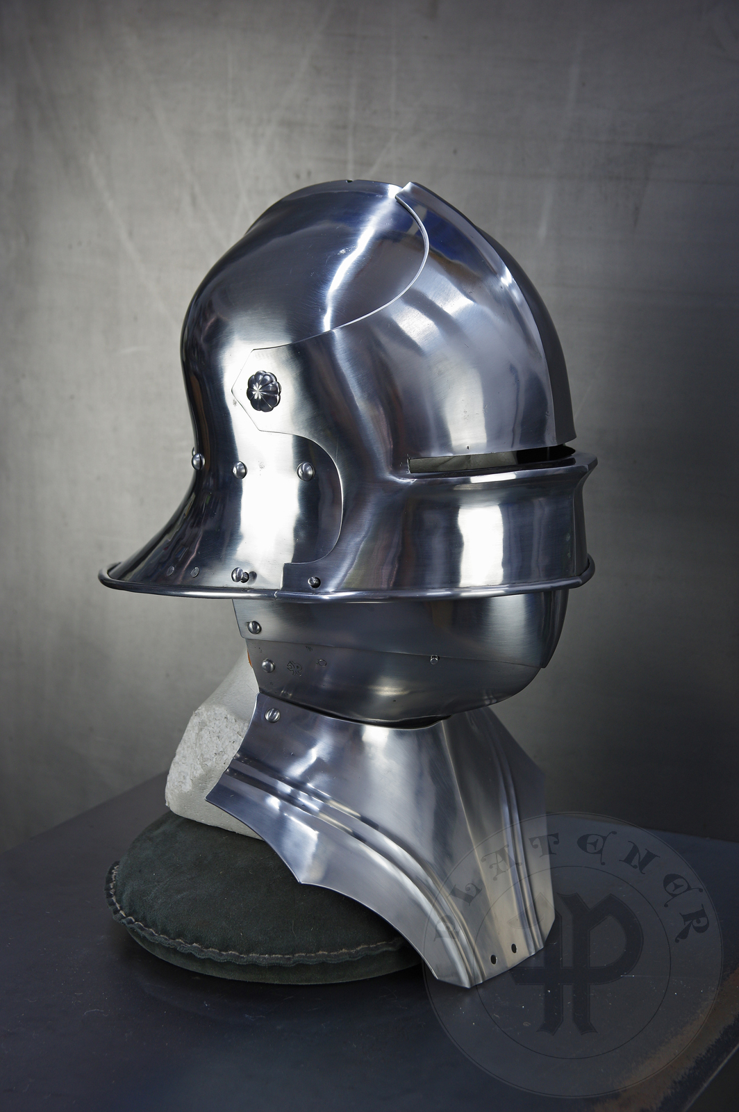 Sallet inspired by example from the Philadelphia Museum of Art; bevor inspired on Churburg CHS25 piece. Period: 1460-1470 Material: 2 mm steel with 0,3 % carbon. Heat treatment: sallet hardened and tempered up to 38 HRC and bevor up to 42 HRC. / Salada inspirowana na originale z Philadelphia Museum of Art; podbrdek oparty na oryginale z Churburga CHS25. Salada hartowana i odpuszczana do 38 HRC a podbrdek do 42 HRC.